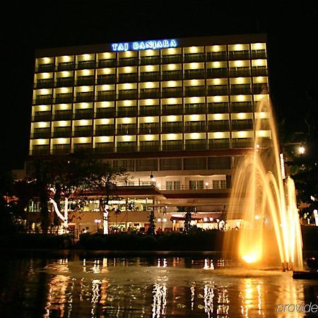 Отель Taj Banjara Хайдарабад Экстерьер фото The Manila Hotel at night