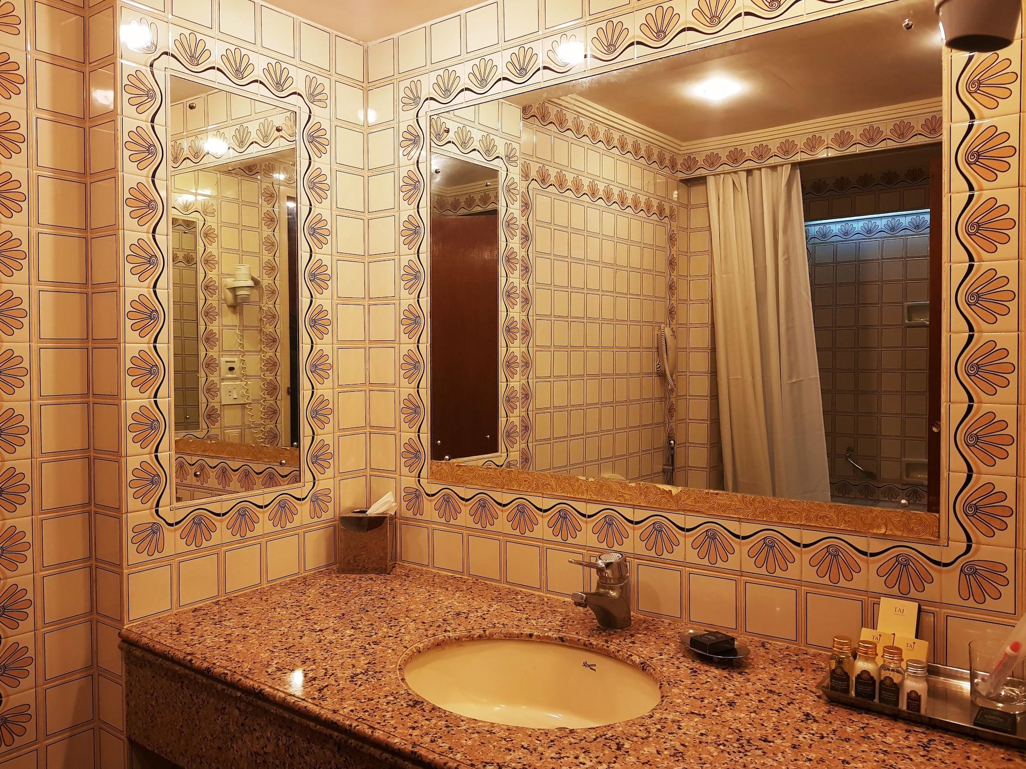 Отель Taj Banjara Хайдарабад Экстерьер фото Bathroom mirrors