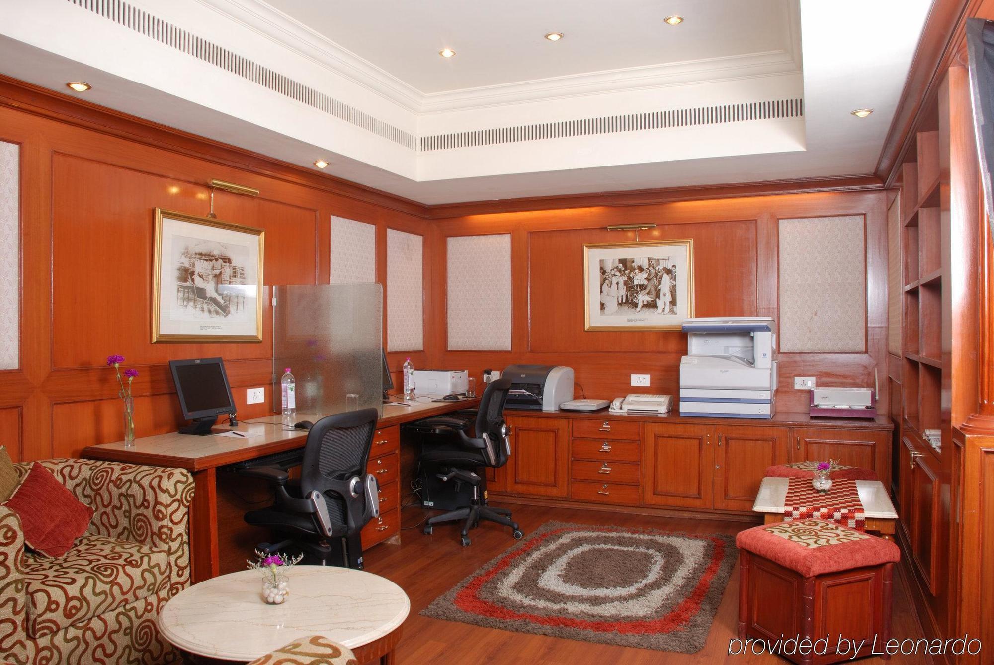 Отель Taj Banjara Хайдарабад Удобства фото A typical hotel business center