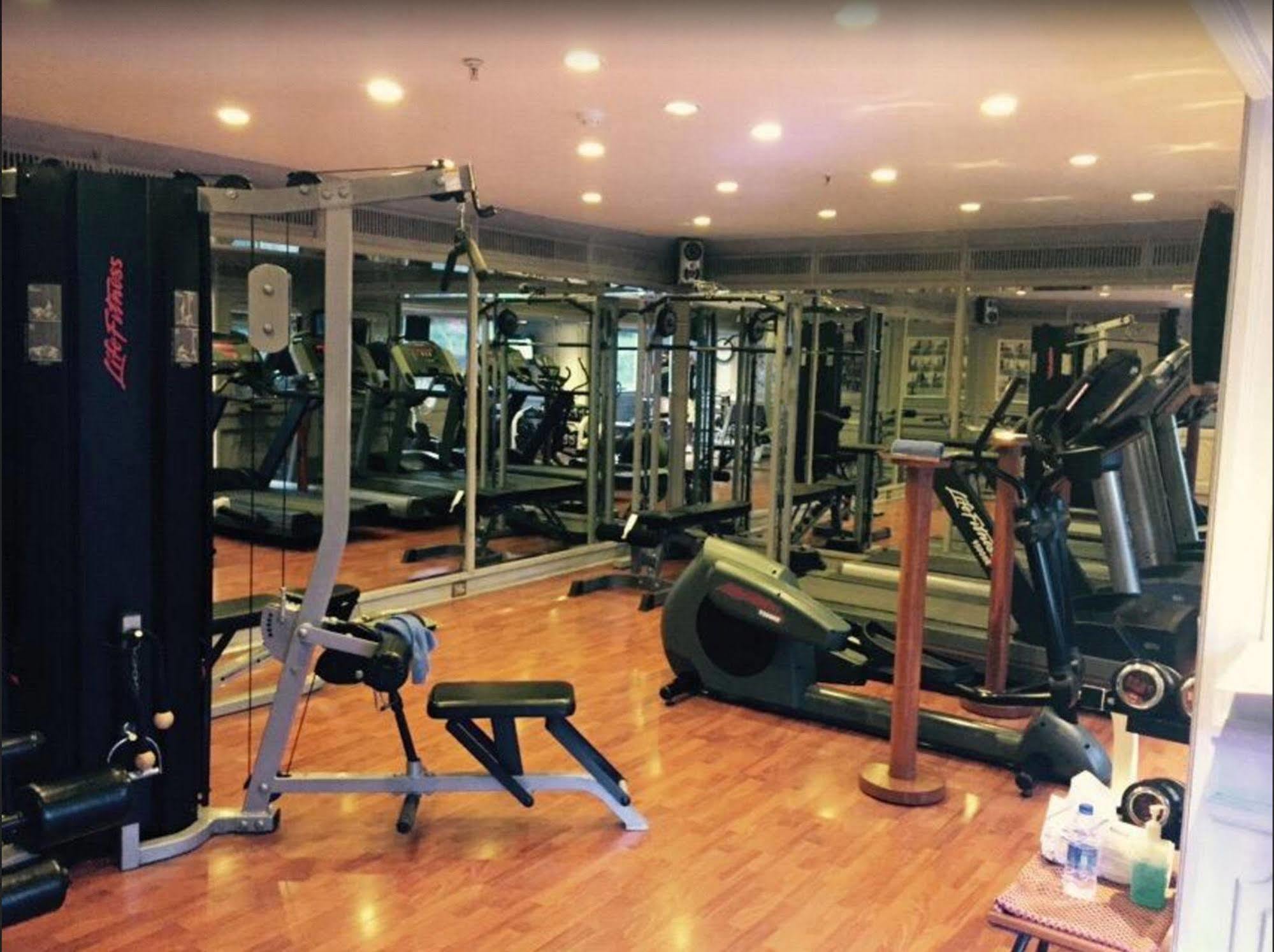 Отель Taj Banjara Хайдарабад Экстерьер фото The gym at the hotel